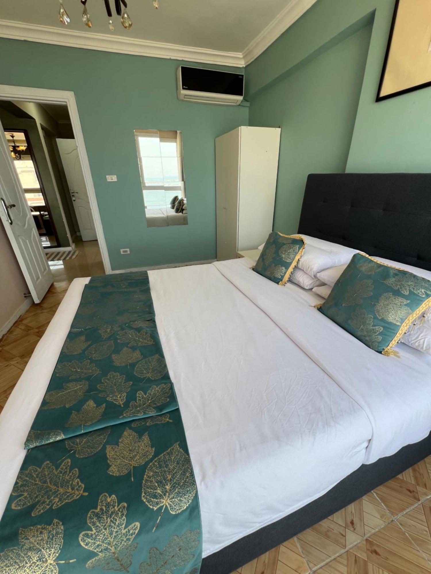 Downtown Sea View Suites Alexandria Bagian luar foto
